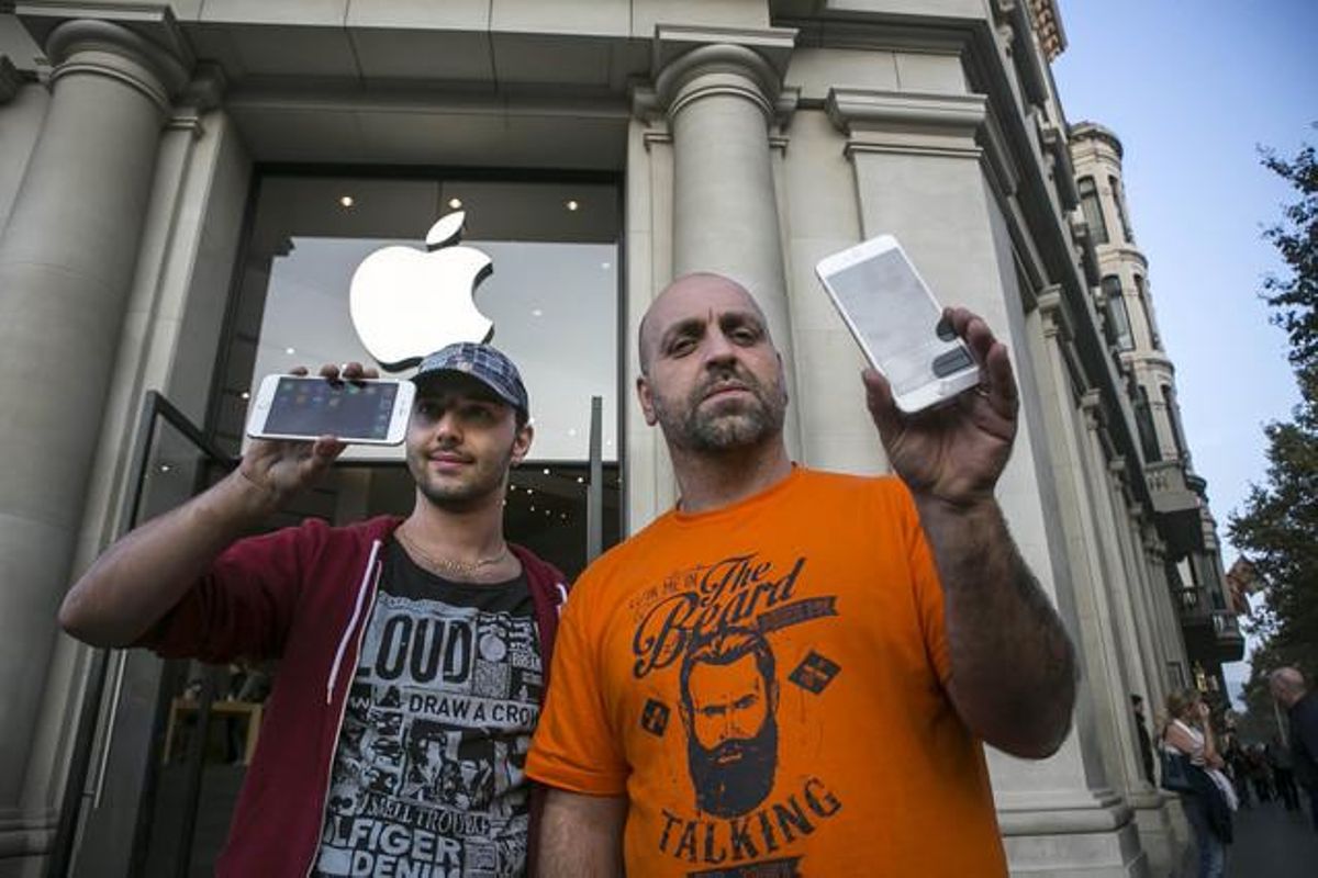El matrimoni Andrade, els primers a adquirir els nous iphone.