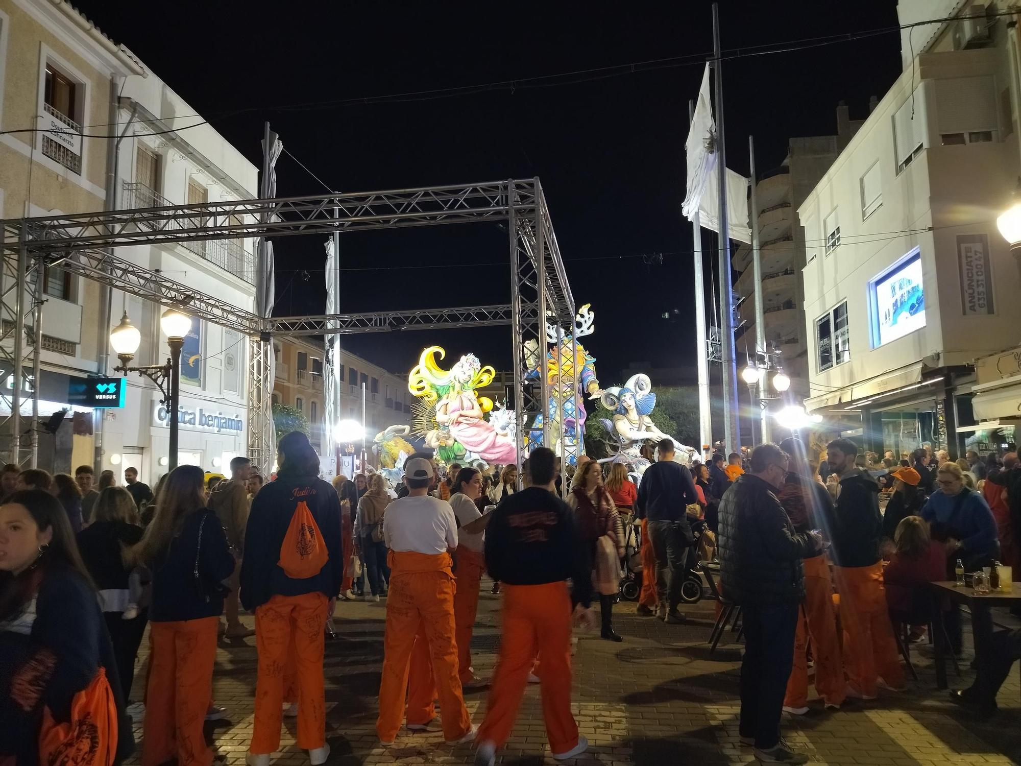 Trepidante y primaveral noche de "plantà" en las Fallas de Dénia (imágenes)