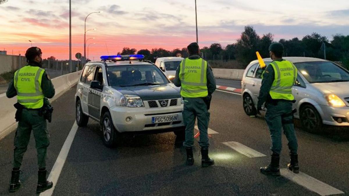 Agentes de la Guardia Civil, durante un control.