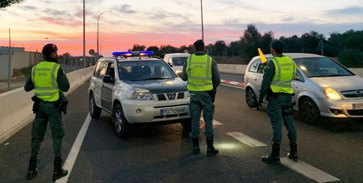 Agentes de la Guardia Civil, durante un control.