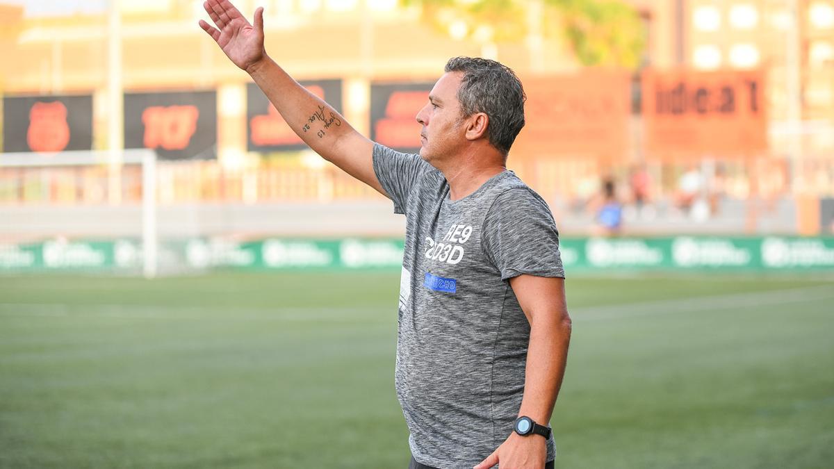 Sergi Escobar, entrenador del Atlético Saguntino, dando indicaciones a los jugadores
