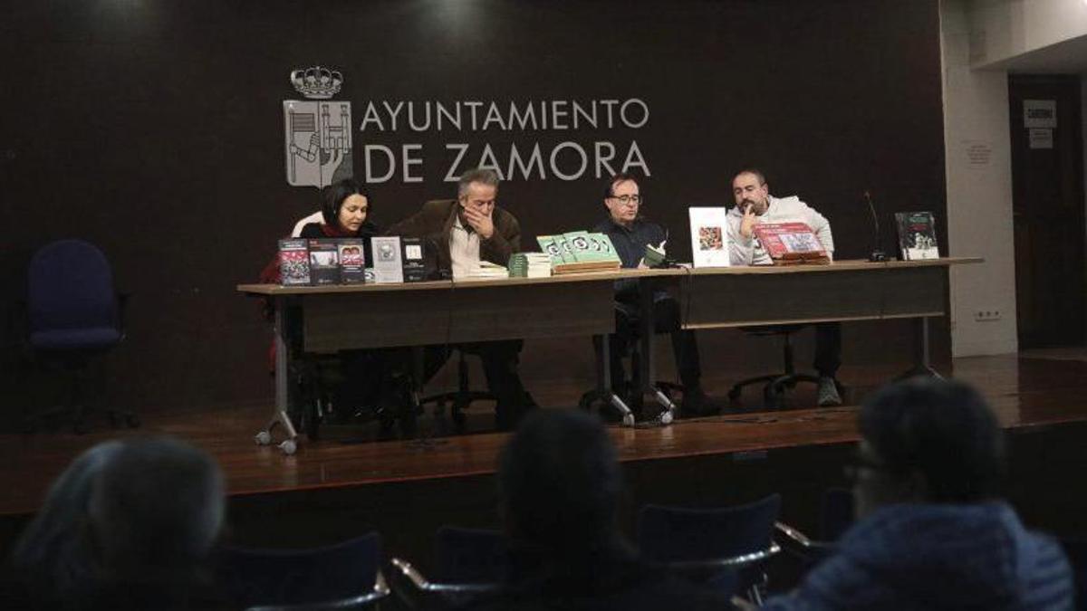 La concejala de Cultura presenta el acto en la Alhóndiga. | ALBA PRIETO