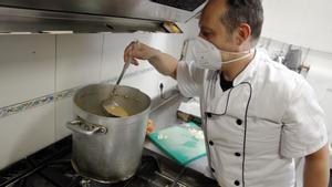 Cocina del comedor social de la entidad Rauxa, que rehabilita personas sin hogar alcohólicas, en Gràcia