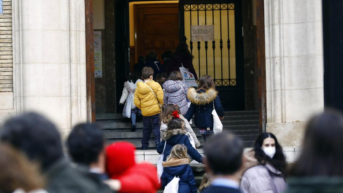 Varios alumnos acceden el colegio Compañía de María, en Zaragoza, este lunes en la vuelta a las aulas tras la Navidad.