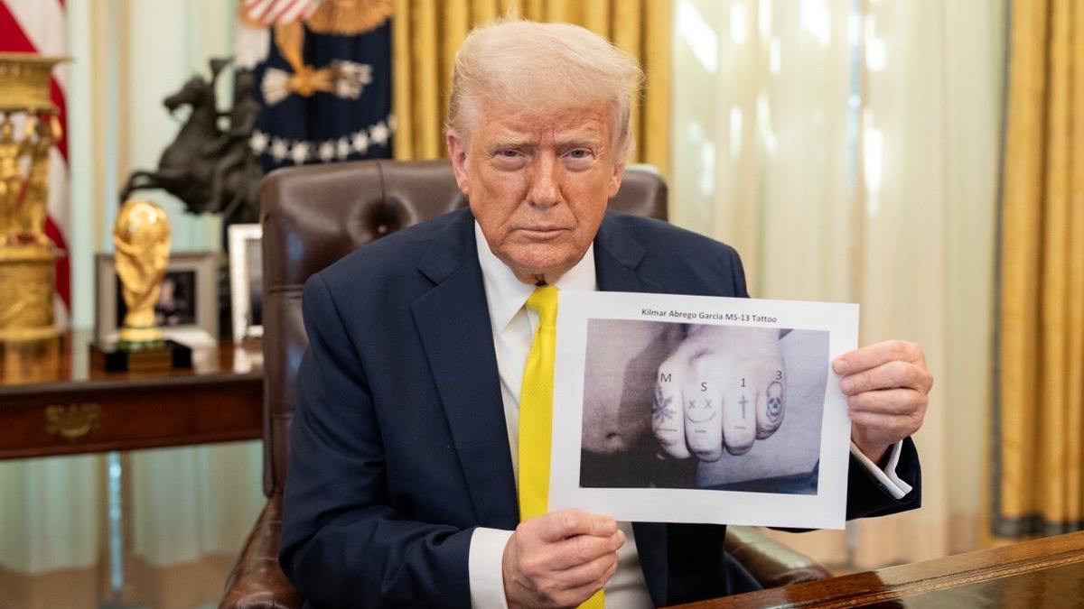 El presidente de Estados Unidos, Donald Trump, mostrando los tatuajes de Kilmar Ábrego García, el salvadoreño deportado por error