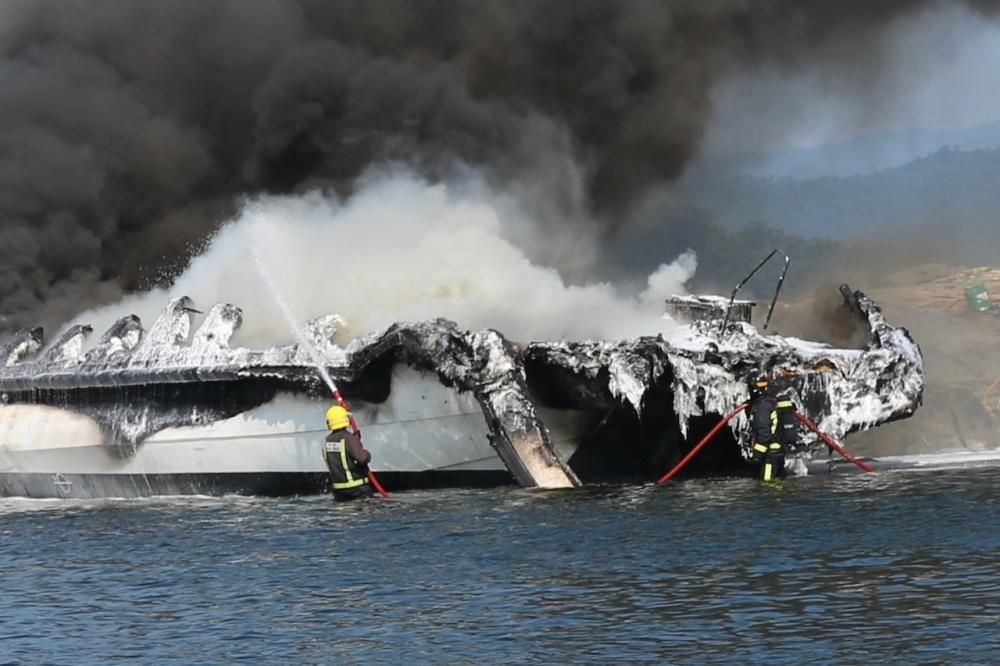 Incendio de un catamarán en Arousa