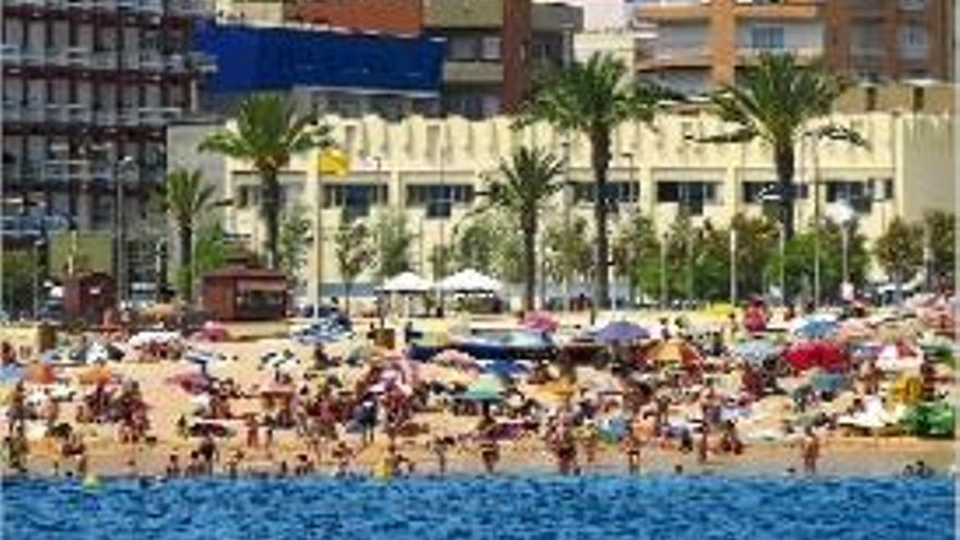 La bandera groga va onejar ahir a Blanes per la mala estat del mar.