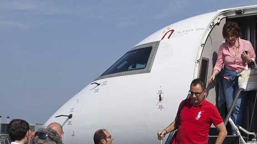 Varios pasajeros abandonan el avión procedente de Gran Canaria.