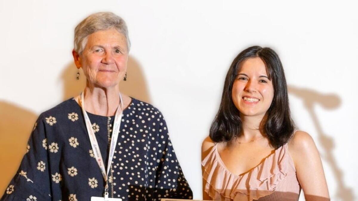 La veterinaria Belén Larrán, derecha, recibiendo el premio