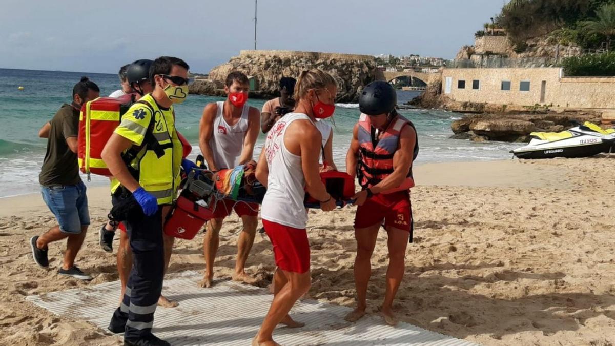 Socorristas y sanitarios durante el rescate de un bañista ahogado.