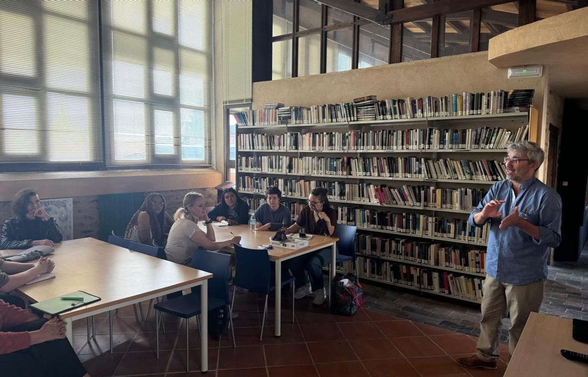 El profesor de la USAL, Arsenio Dacosta, durante la sesión inaugural en la biblioteca de Alcañices.  | CEDIDA