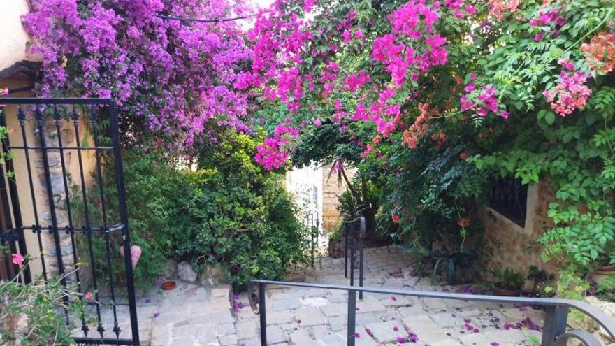 Llíber, el pueblo de las calles repletas de flores