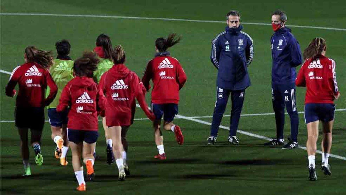 Jorge Vilda dirige un entrenamiento de la selección femenina