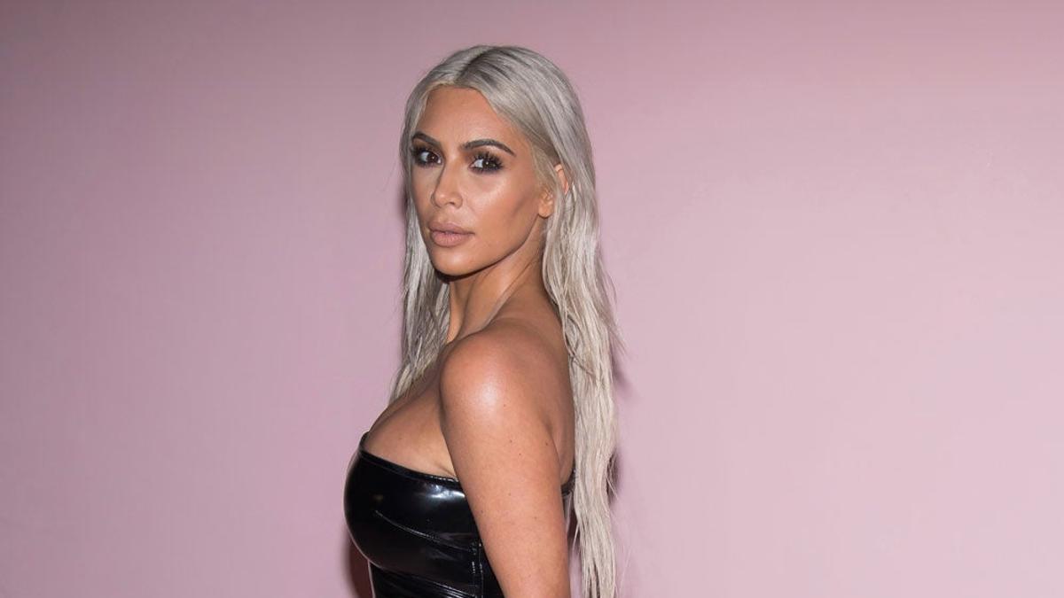 Kim Kardashian cambia de look y va embutida en un vestido negro