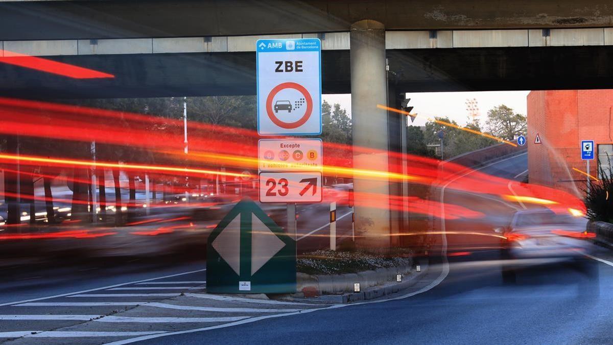 Zona de Baixes Emissions ZBE. Señales en la Ronda Litoral.