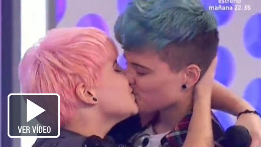 Marina y Bastian se funden en un beso.