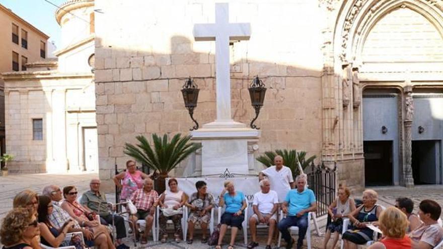 Vecinos de Callosa custodian la Cruz de los Caídos para evitar que sea retirada.