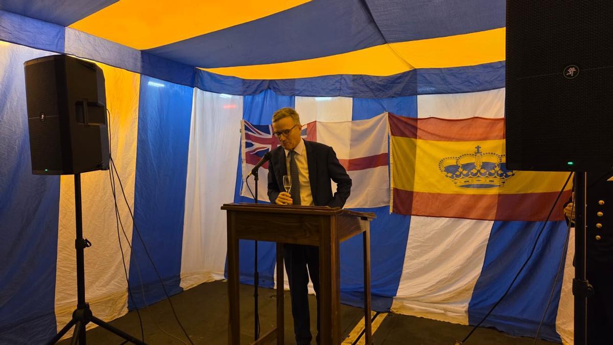 El embajador Alex Ellis presidió el acto de bienvenida a bordo del buque