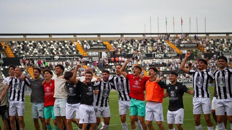 El Badajoz remonta y mantiene vivo el sueño del ascenso