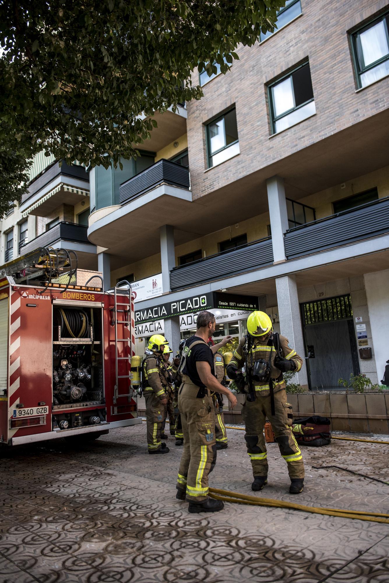 Aparatoso incendio en la avenida de Alemania en Cáceres