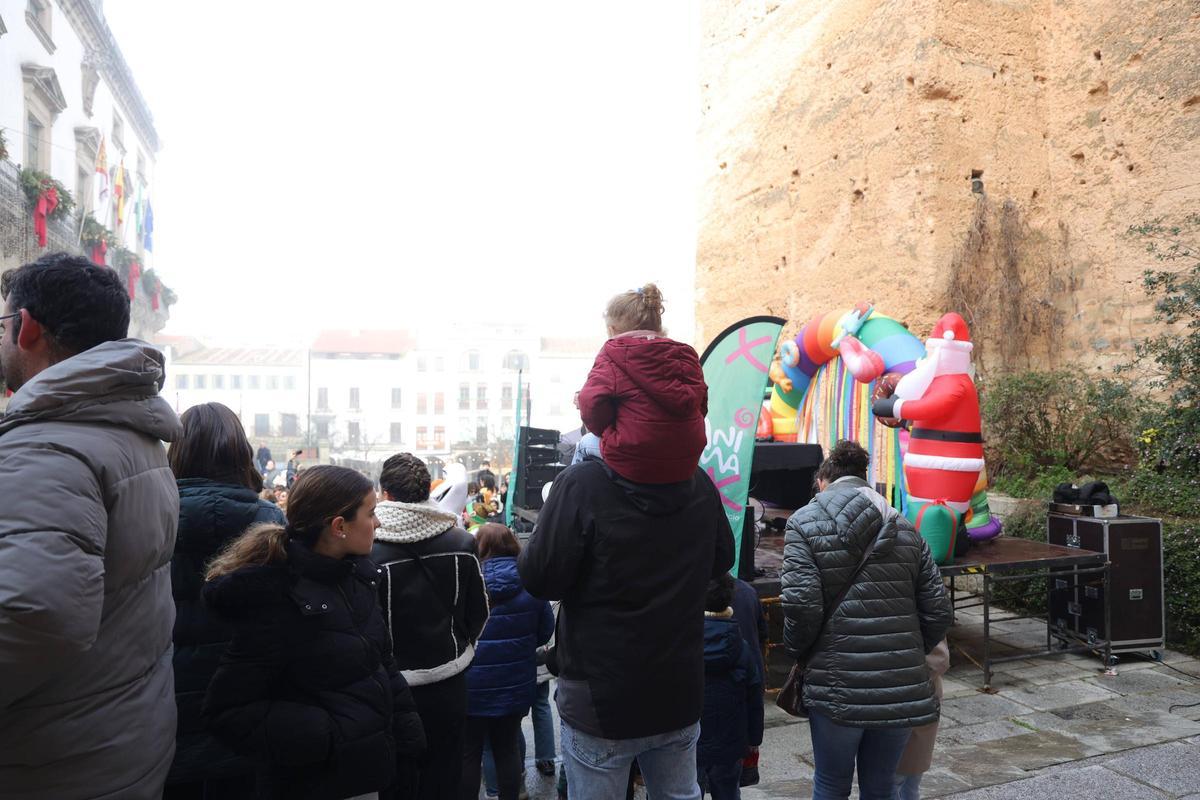 Los niños de Cáceres celebran el año nuevo con música y gominolas en lugar de uvas Los niños de Cáceres celebran el año nuevo con música y gominolas en lugar de uvas