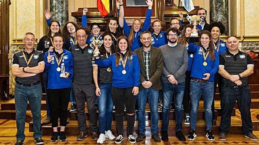 Jugadoras, cuerpo técnico y directivos del CRAT, ayer en la recepción en el Concello.