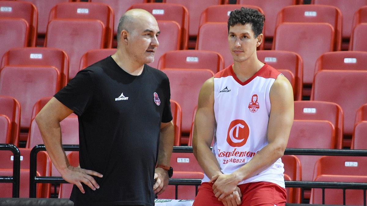 Ponsarnau charla con San Miguel en un entrenamiento