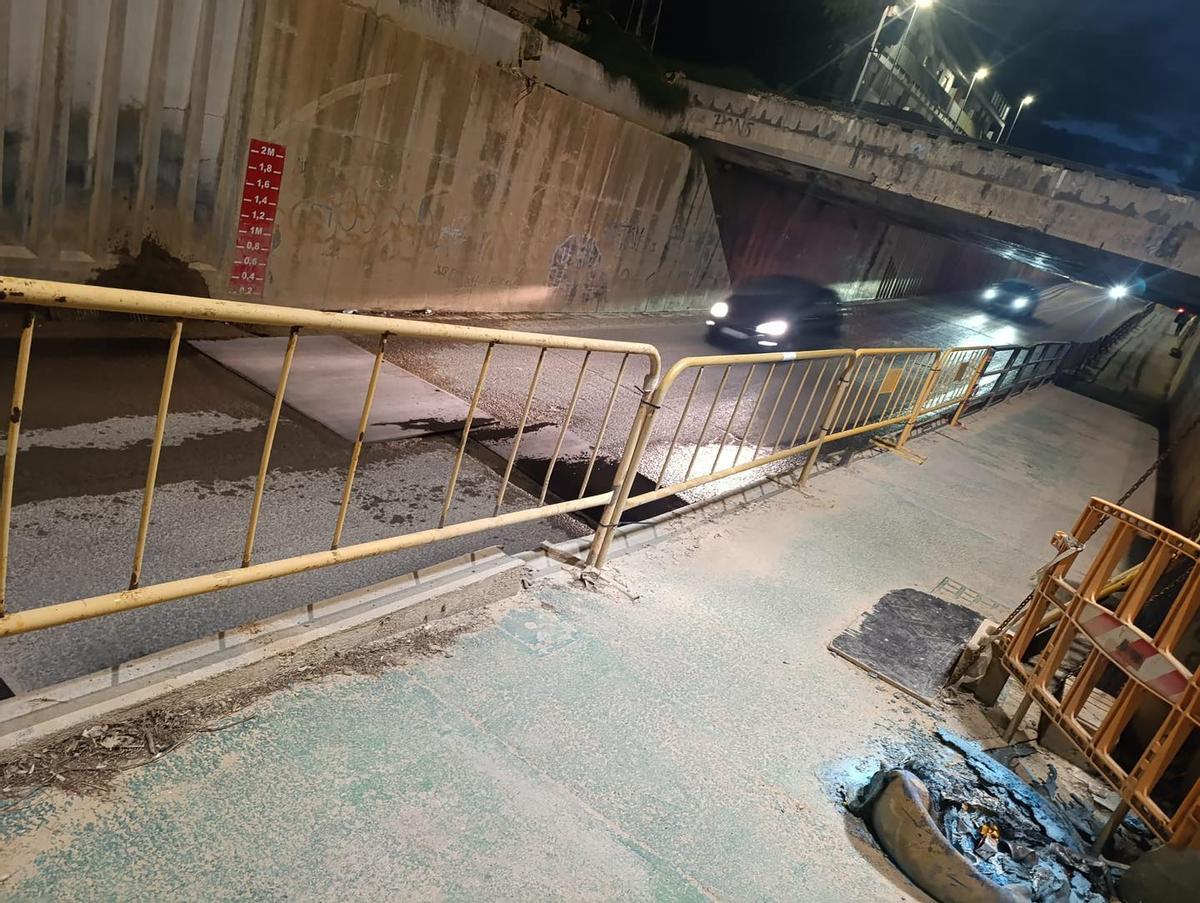 El túnel por el que tienen que pasar los alumnos para acudir al autobús.