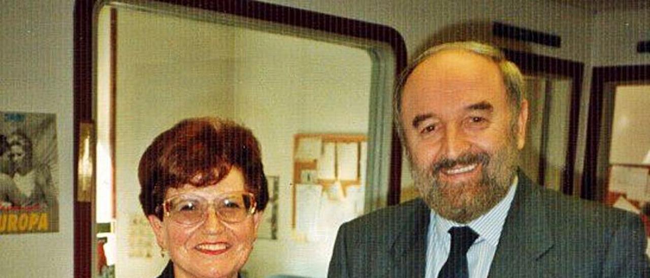 Arriba, María Alzira Rolland, el día de su despedida de RNE, con Diego Carcedo.