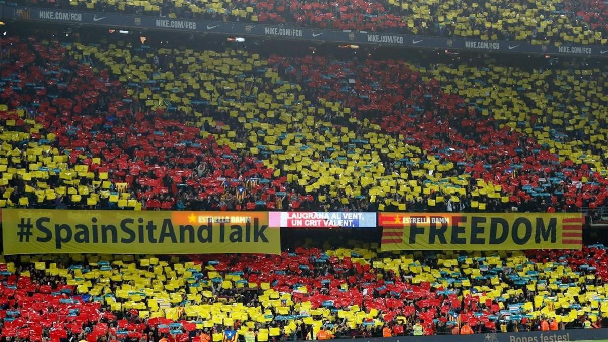 El mosaico de los aficionados del Camp Nou con motivo del clásico.