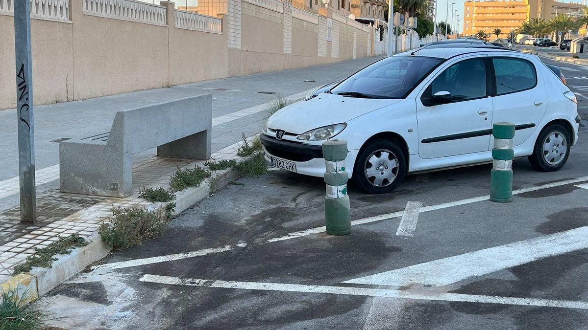 Estado en el que se encuentran algunos viales de Arenales del Sol, en unas imágenes compartidas por el PP.