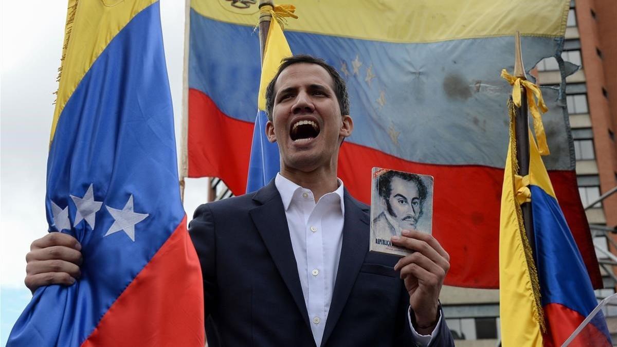 El jefe de la Asamblea Nacional de Venezuela, Juan Guaido, se declara presidente interino del país durante un mitin de oposición contra el líder Nicolás Maduro en el aniversario del levantamiento de 1958 que derrocó a la dictadura militar en Caracas