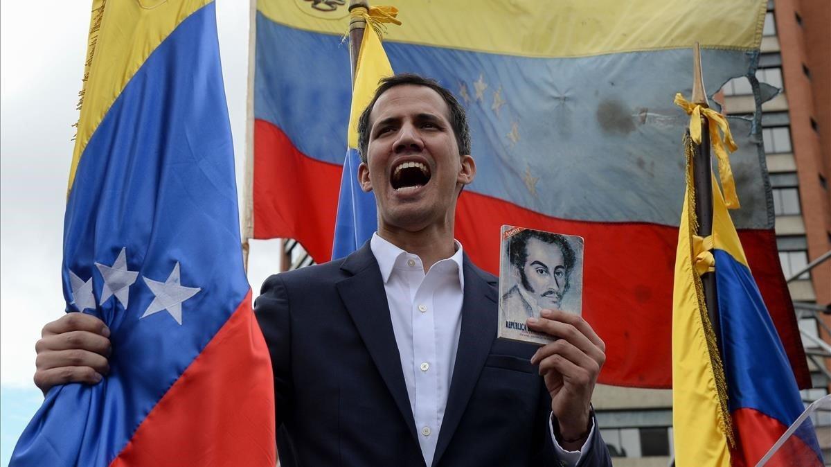 El jefe de la Asamblea Nacional de Venezuela, Juan Guaido, se declara presidente interino.