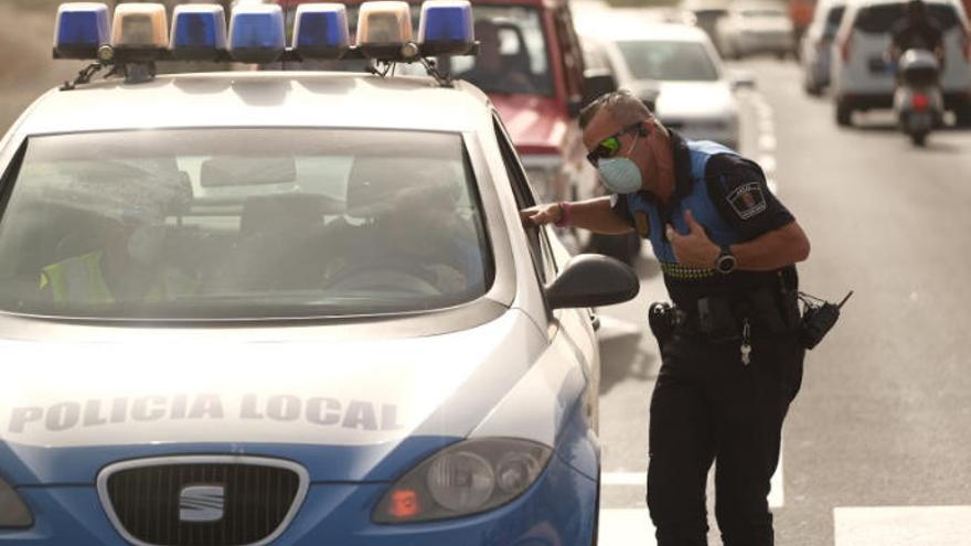 La Policía Local mantiene controlados los accesos al hotel que está aislado.