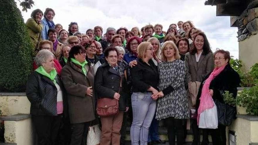 Foto de familia de las participantes en el acto.