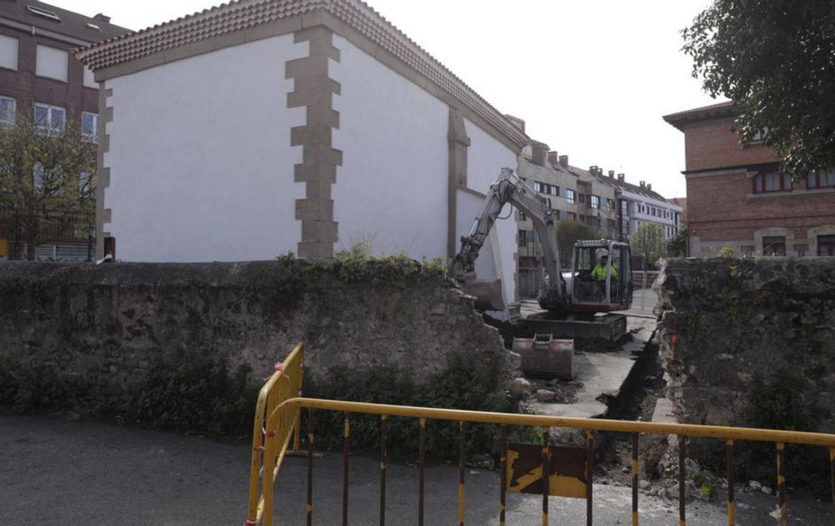 Máquina desbrozadora, ayer, en los terrenos del Ayuntamiento en Naval. |