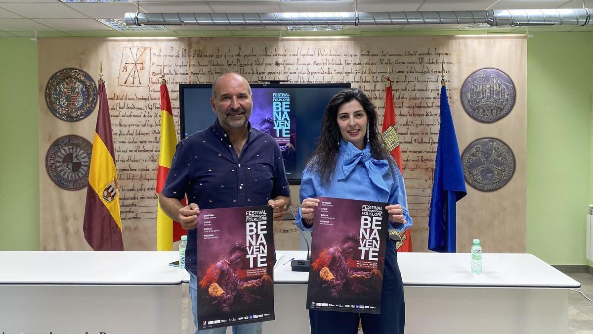 Antonio Martín, organizador del festival, y Mercedes Benítez, concejala de Cultura del Ayuntamiento de Benavente.