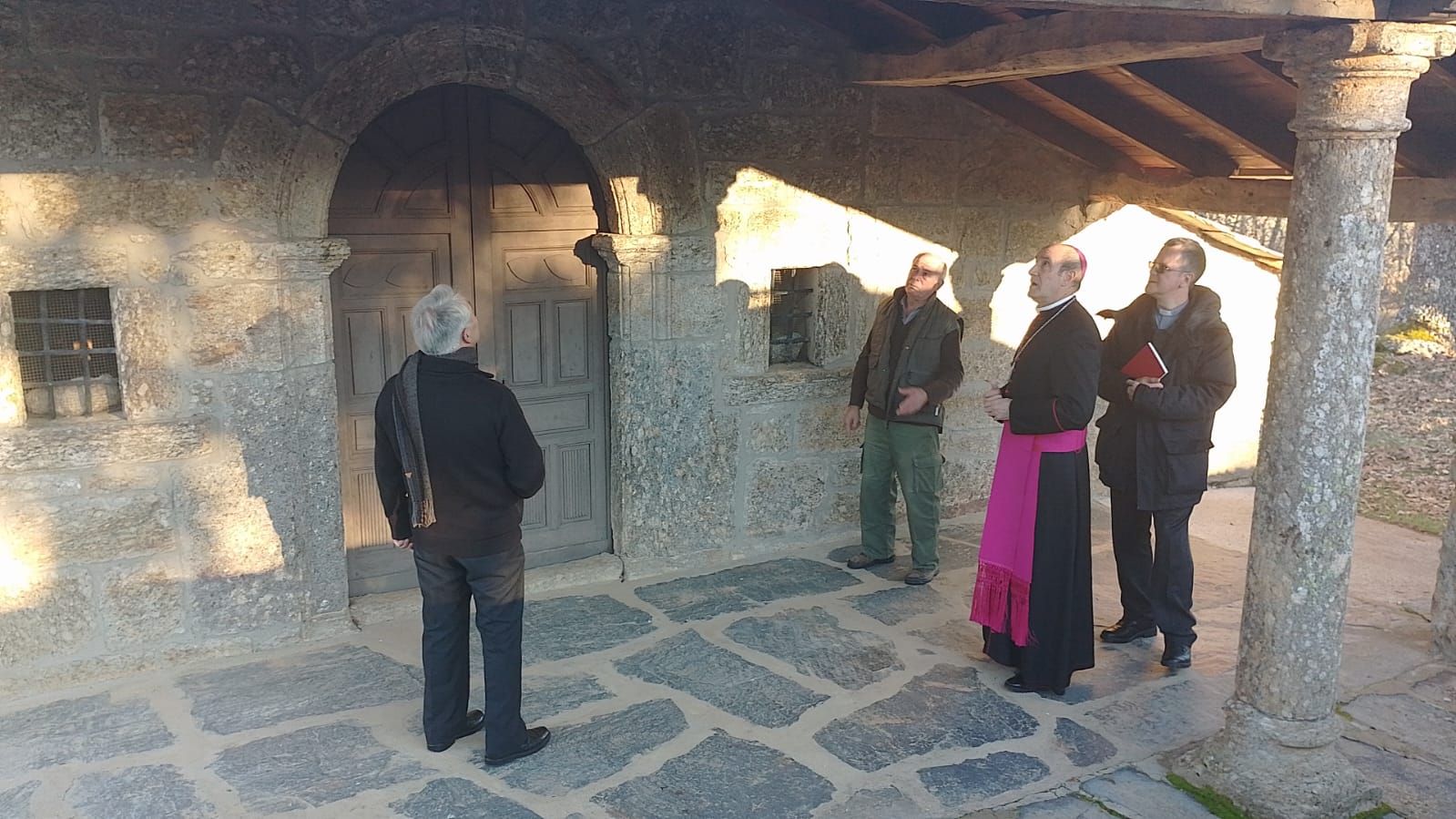 El obispo visita pueblos de hasta un solo vecino en Sanabria y la Carballeda