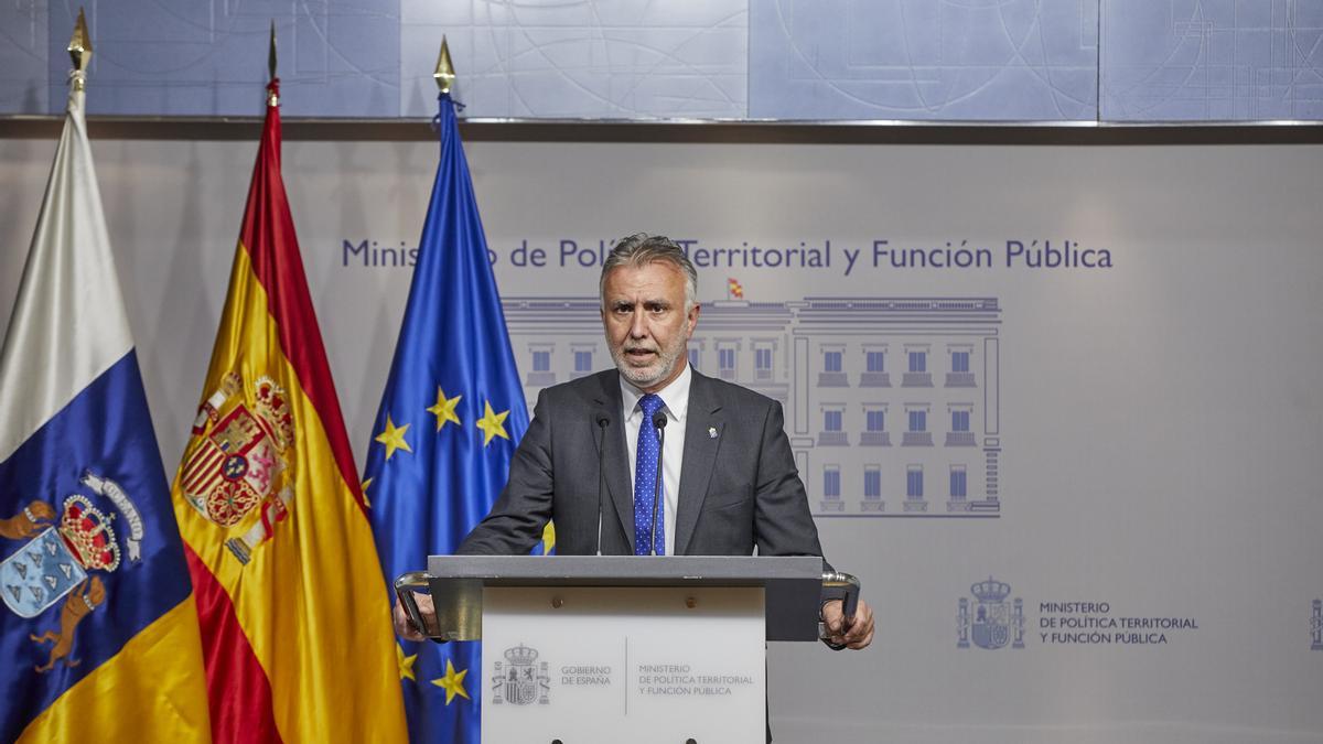 El presidente canario comparece ante los medios tras su reunión con Iceta.