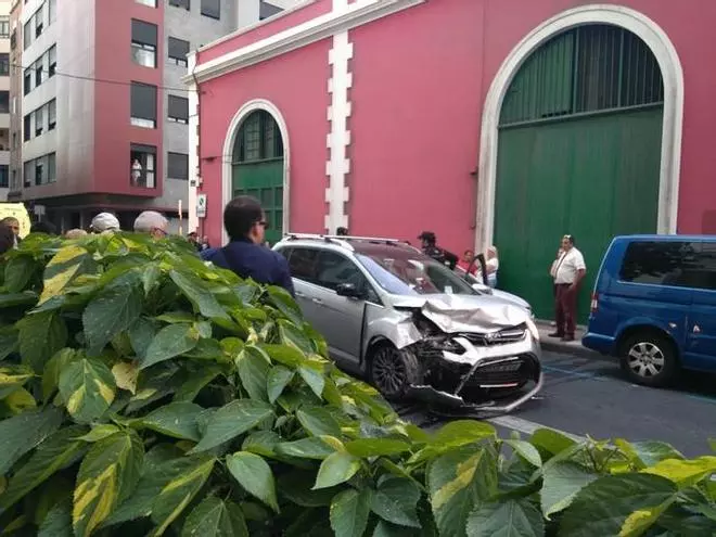 Una colisión provoca el cierre de la calle Albareda