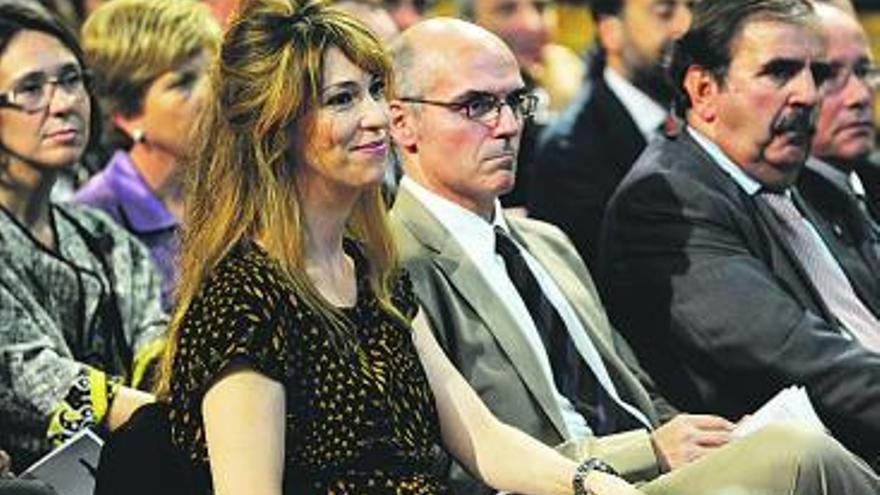 De izquierda a derecha, José Oliu, presidente de Banco Sabadell; Marta Reynal, y el consejero José Manuel Rivero.