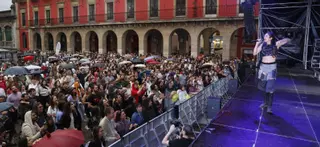Gijón vibra bajo la lluvia al ritmo de Delaporte