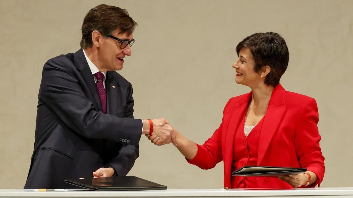 El president Salvador Illa y la ministra Isabel Rodríguez se dan la mano tras la firma del protocolo sobre la cesión del patrimonio de la Sareb.