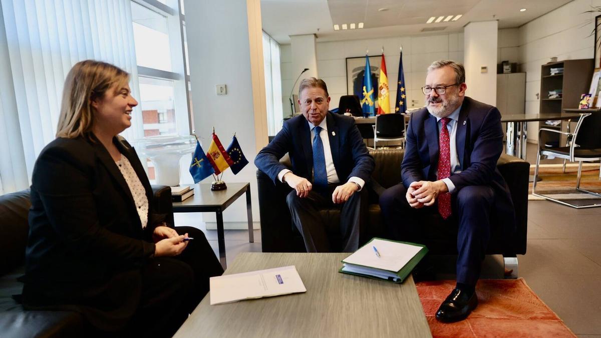 Por la izquierda, Gimena Llamedo, Alfredo Canteli y Alfredo García Quintana, durante una reunión en la Consejería de Presidencia.