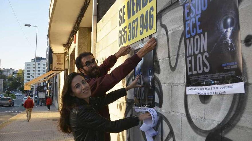 A directora Ángeles Huerta e o coguionista de &#039;Esquece Monelos&#039;, Antón Núñez, onte, en Monelos.