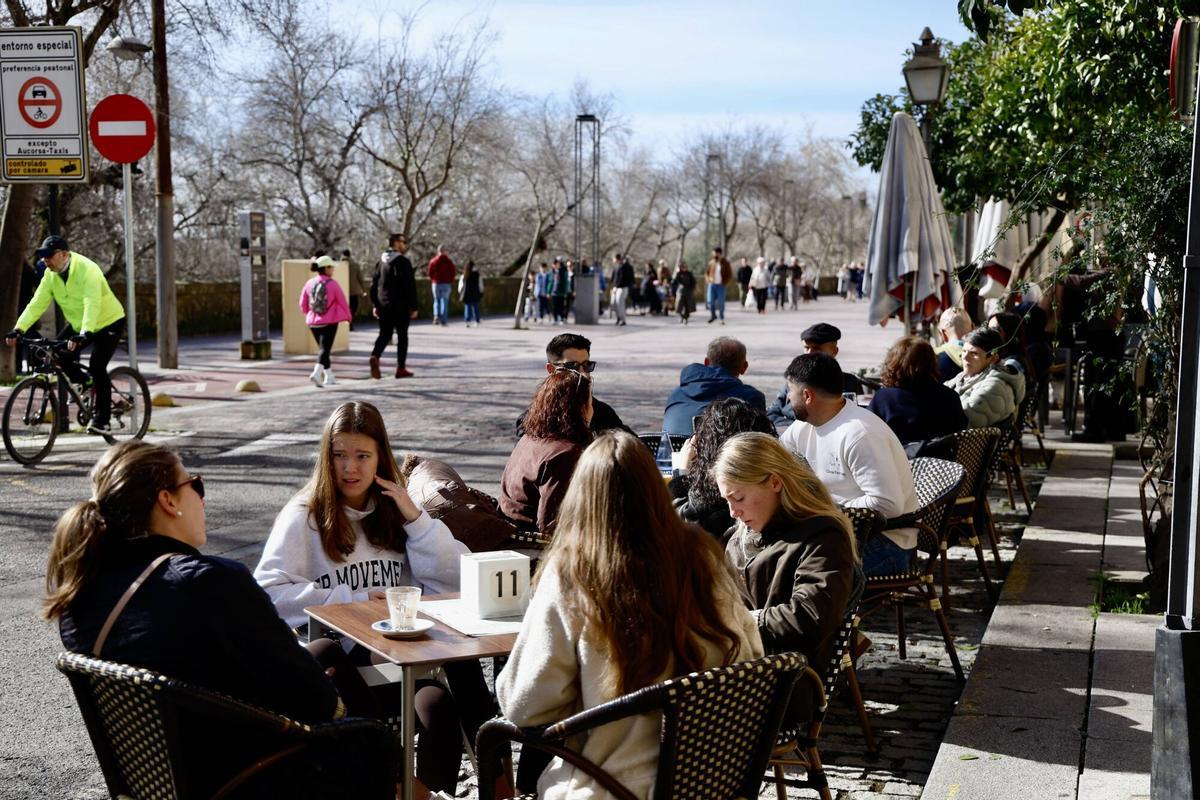 Ambiente en las terrazas de la Ribera este domingo.
