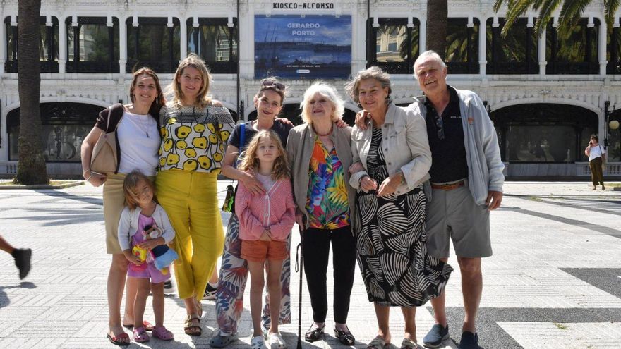 Lilian y Sabine, nietas de Gerardo Porto, Cristina (hija), Betty Porto Le Blanche (viuda), Isabel (hija) y su marido Frank Despomare, con las bisnietas del artista, Petra y Thalía, este sábado, ante el Kiosco Alfonso. | Carlos Pardellas