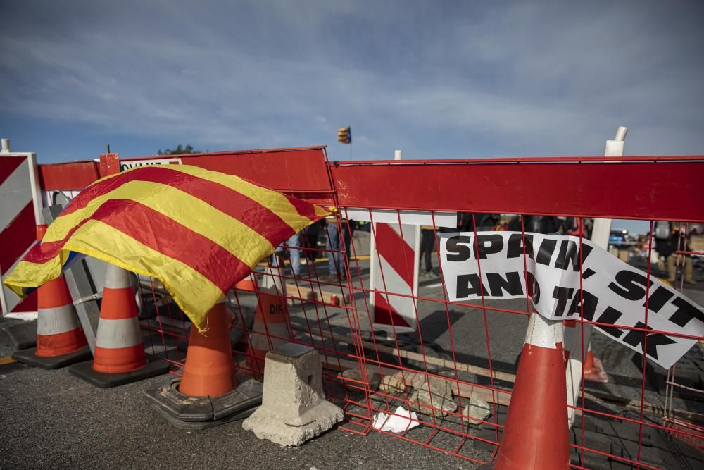 Una acció del Tsunami Democràtic talla l'AP-7 a la Jonquera