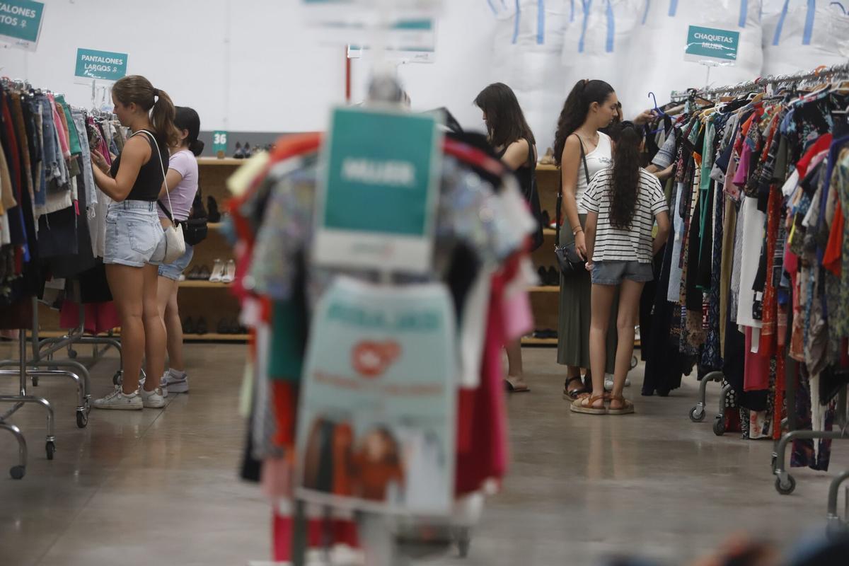 La 'tienda' de Zaragoza con más ropa de segunda mano comienza sus rebajas de verano: descuentos de hasta el 30%: “Nuestra misión es intentar salvar el planeta”