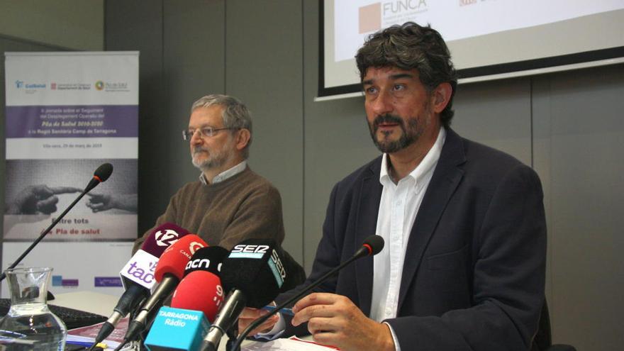 El gerent de la Regió Sanitària Camp de Tarragona, Ramon Descarrega, i director de la FUNCA, Jaume Galceran, durant la presentació de l&#039;estudi